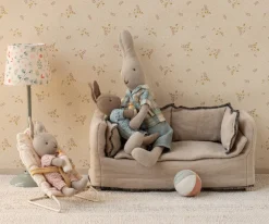 Conejo Micro Arena con Traje de Punto Rosa