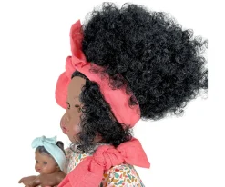 Muñeca Alika con Bebé Pelo Rizado Coral