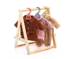 Perchero y 3 Perchas Pomea para Ropa de Muñeco